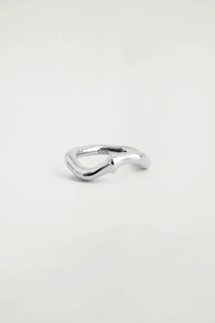 COS default image 0 of 실버컬러 in 스컬프티드 링