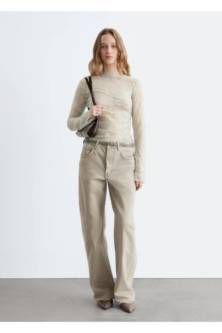 앤아더스토리즈 롱 슬리브 레이스 탑의 라이트 몰컬러 ECOMLook입니다.