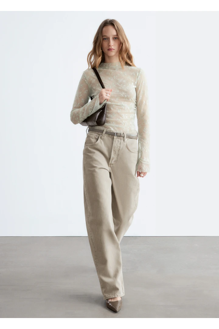 앤아더스토리즈 롱 슬리브 레이스 탑의 라이트 몰컬러 ECOMLook입니다.