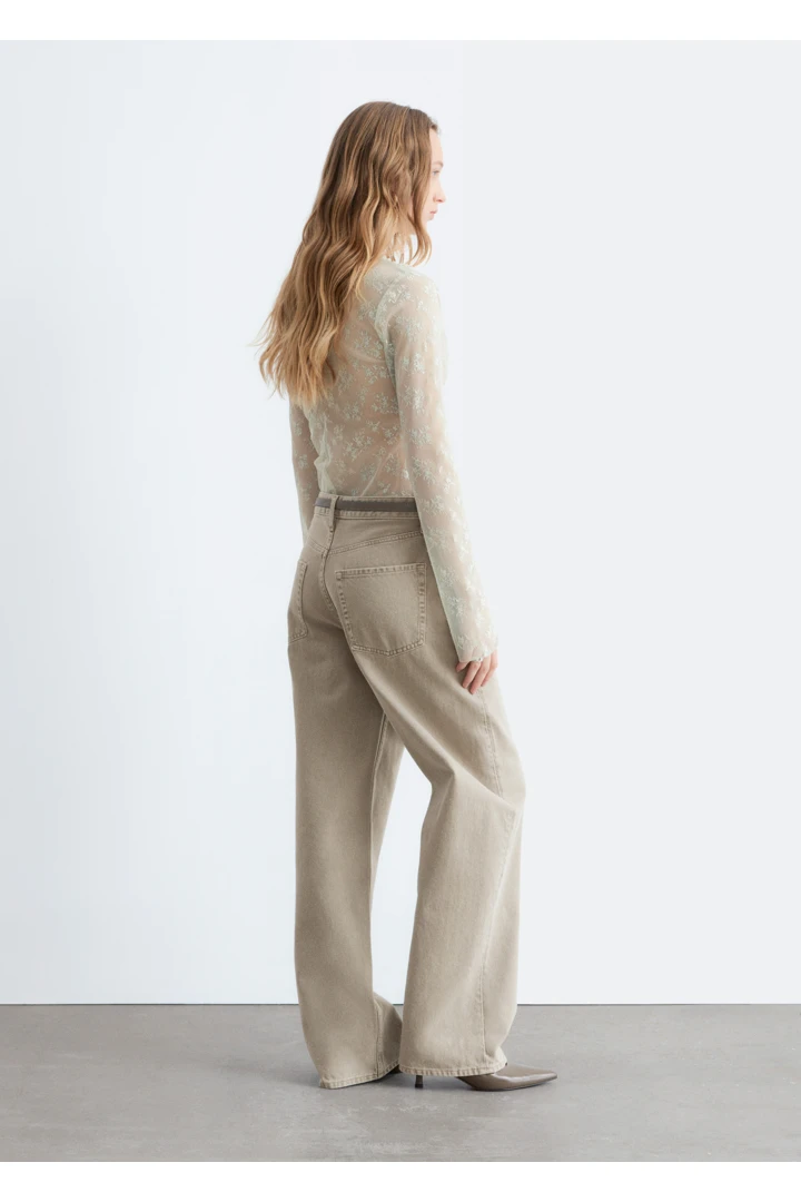 앤아더스토리즈 롱 슬리브 레이스 탑의 라이트 몰컬러 ECOMLook입니다.