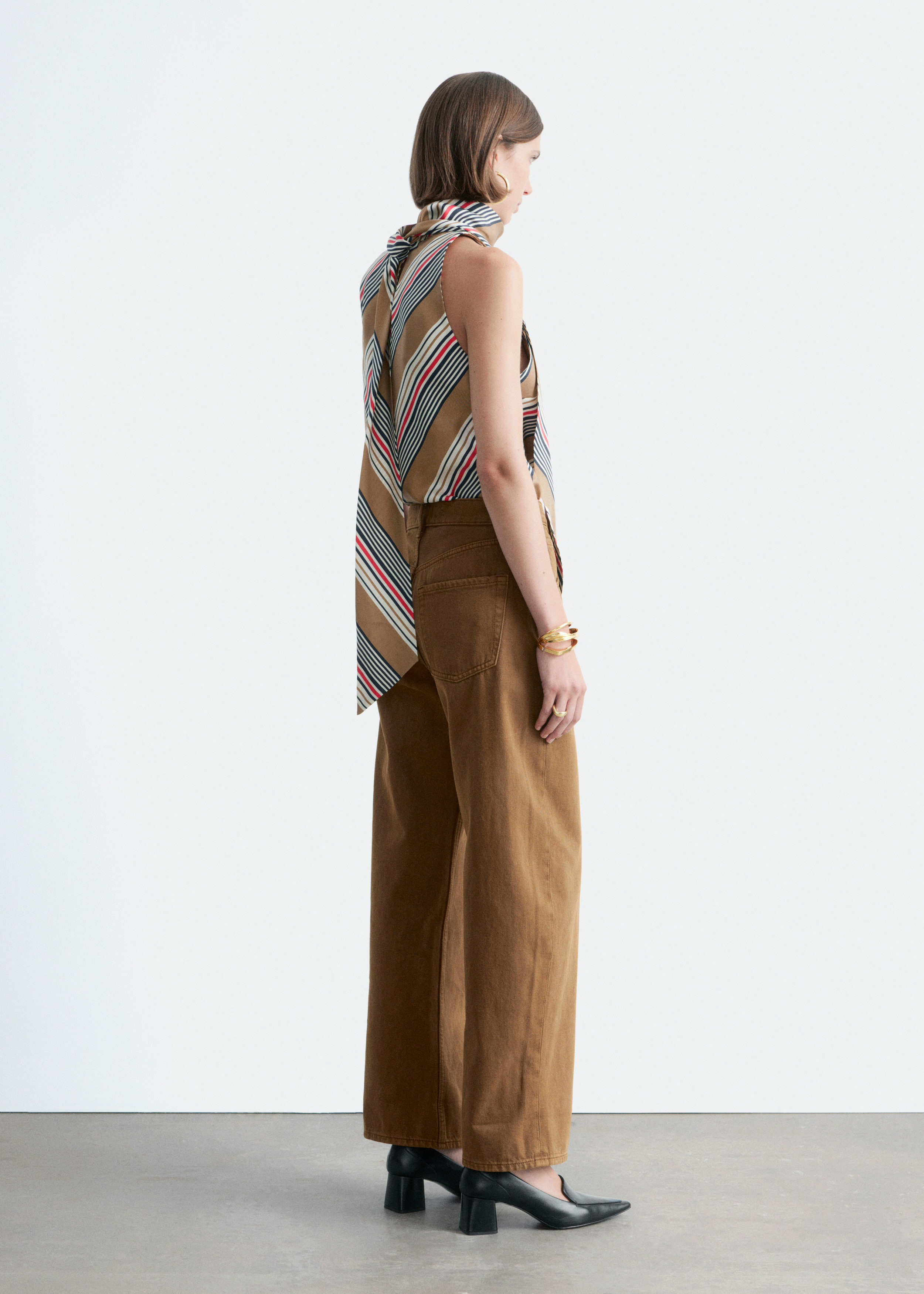 앤아더스토리즈 배럴 레그 진의 러스트 브라운컬러 ECOMLook입니다.