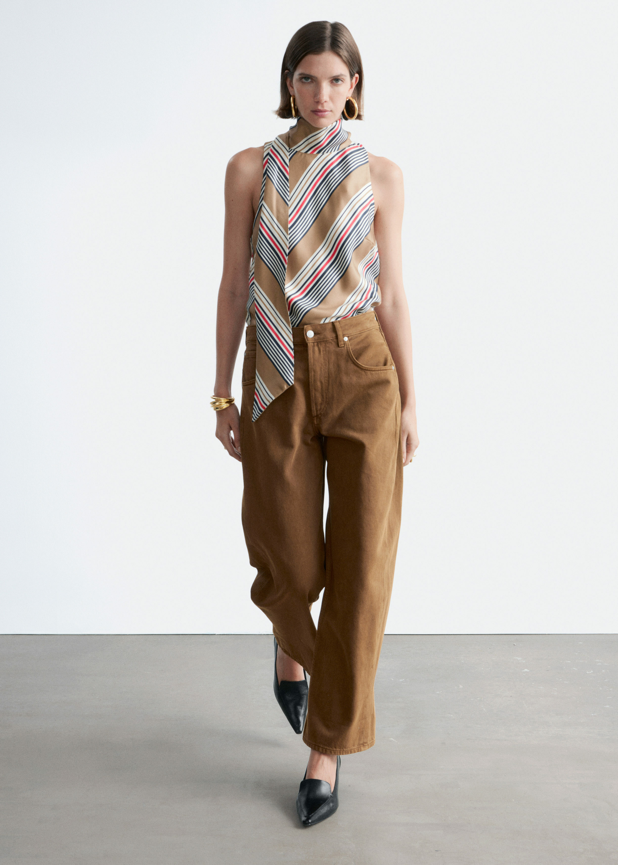 앤아더스토리즈 배럴 레그 진의 러스트 브라운컬러 ECOMLook입니다.