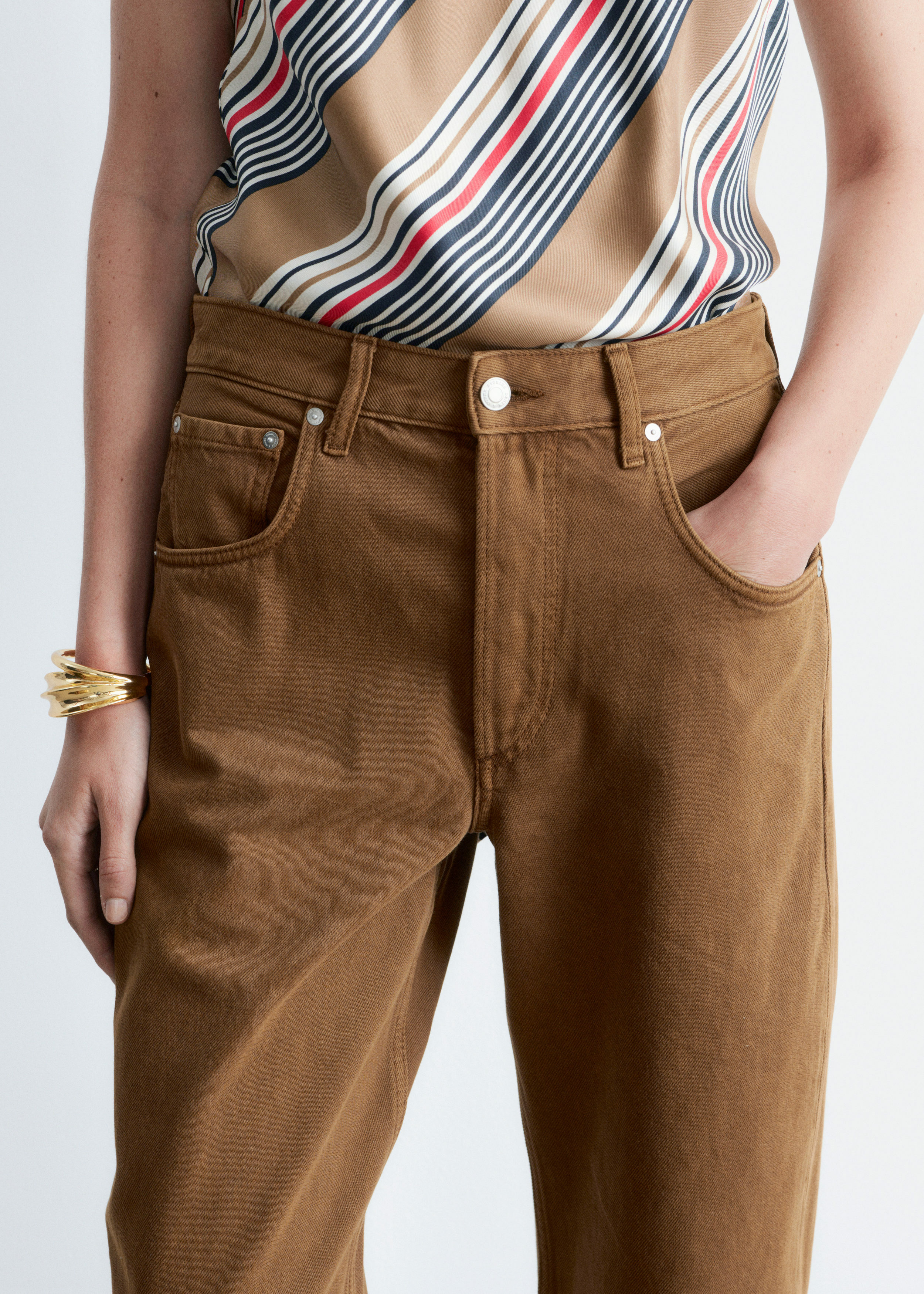 앤아더스토리즈 배럴 레그 진의 러스트 브라운컬러 ECOMLook입니다.