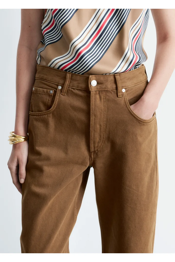 앤아더스토리즈 배럴 레그 진의 러스트 브라운컬러 ECOMLook입니다.