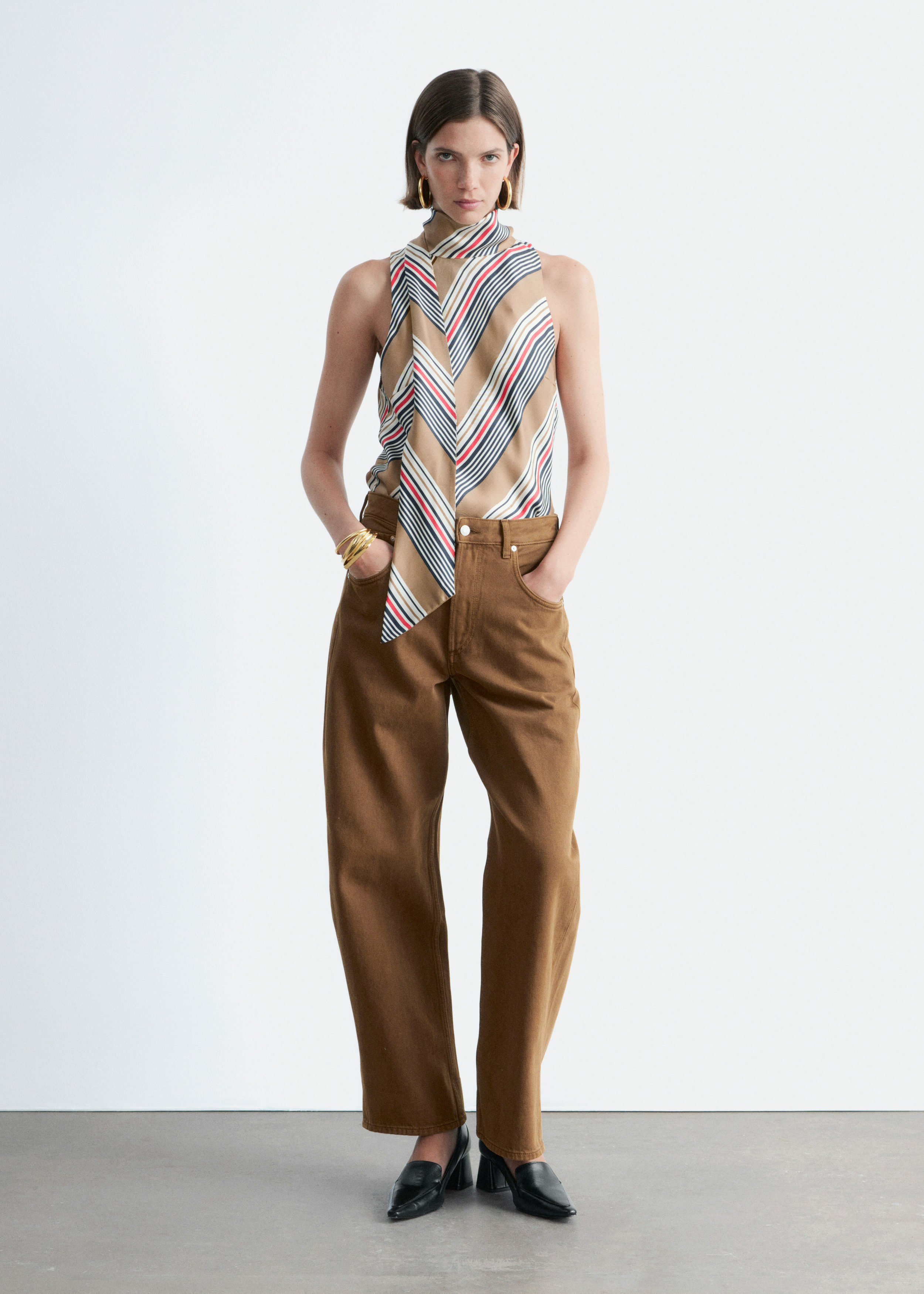 앤아더스토리즈 배럴 레그 진의 러스트 브라운컬러 ECOMLook입니다.