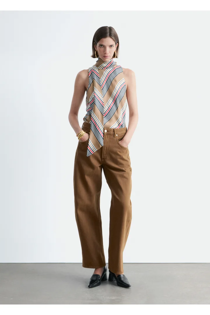 앤아더스토리즈 배럴 레그 진의 러스트 브라운컬러 ECOMLook입니다.