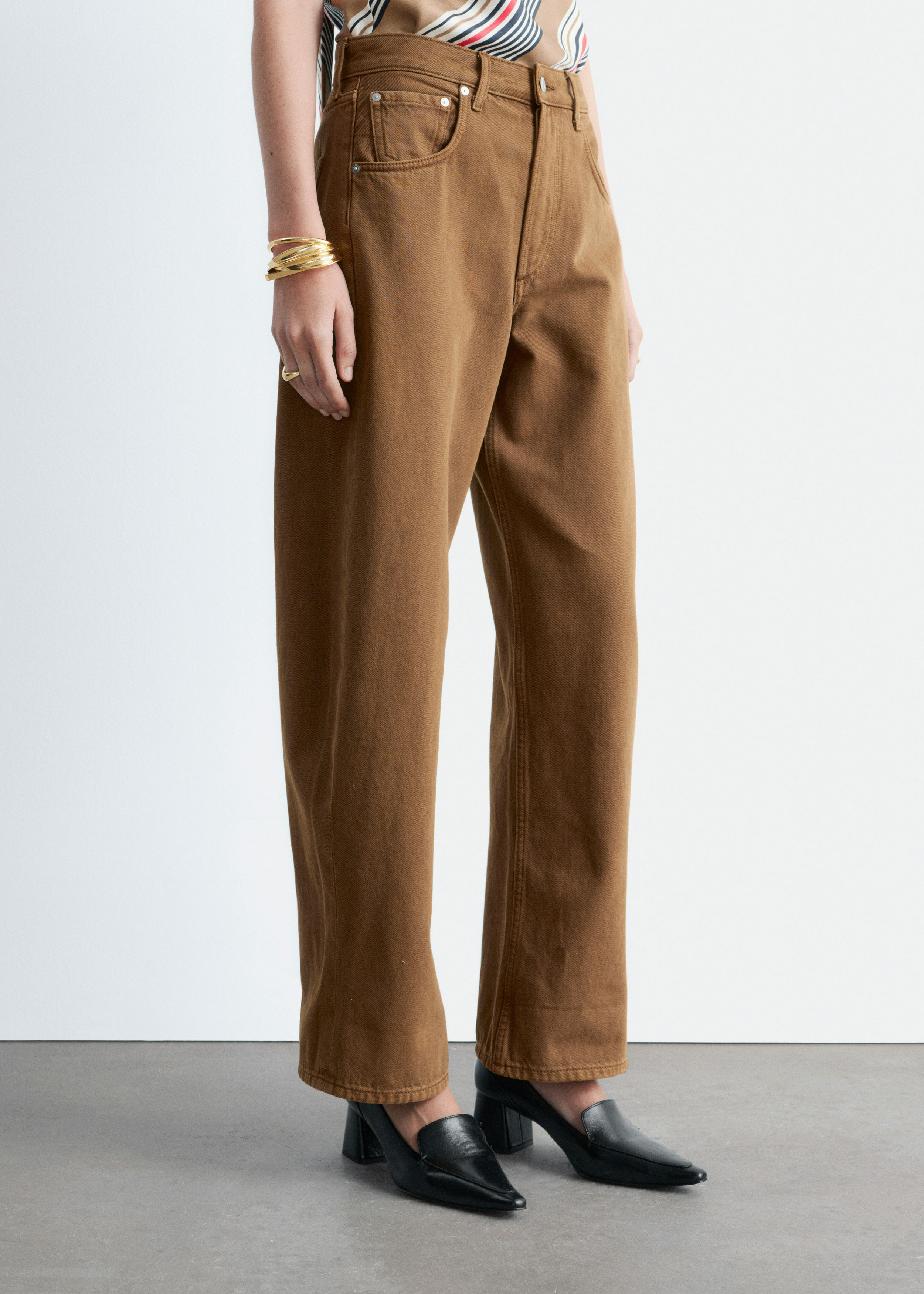 앤아더스토리즈 배럴 레그 진의 러스트 브라운컬러 ECOMLook입니다.