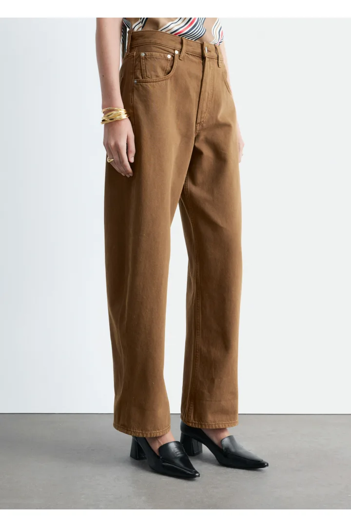 앤아더스토리즈 배럴 레그 진의 러스트 브라운컬러 ECOMLook입니다.