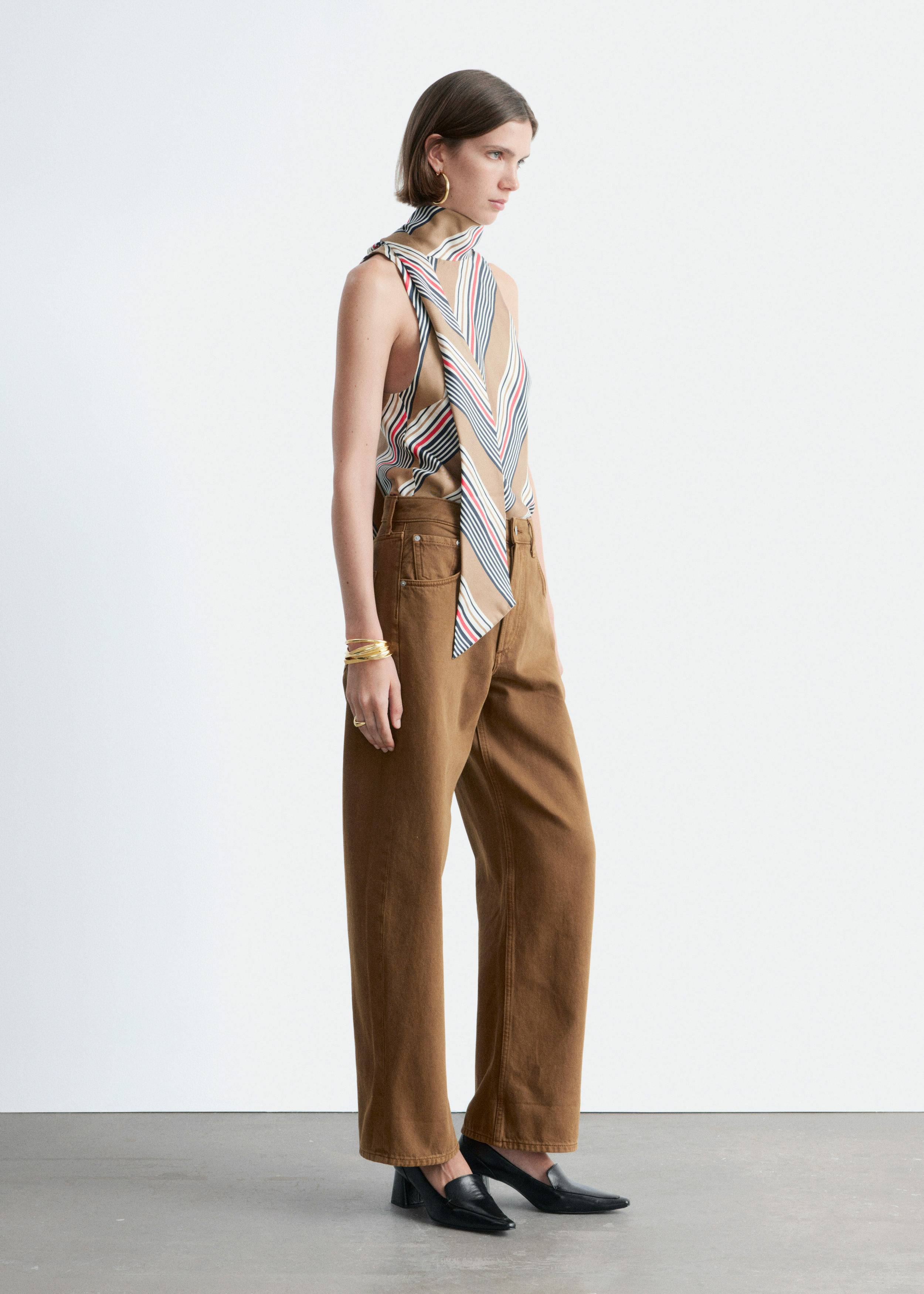 앤아더스토리즈 배럴 레그 진의 러스트 브라운컬러 ECOMLook입니다.