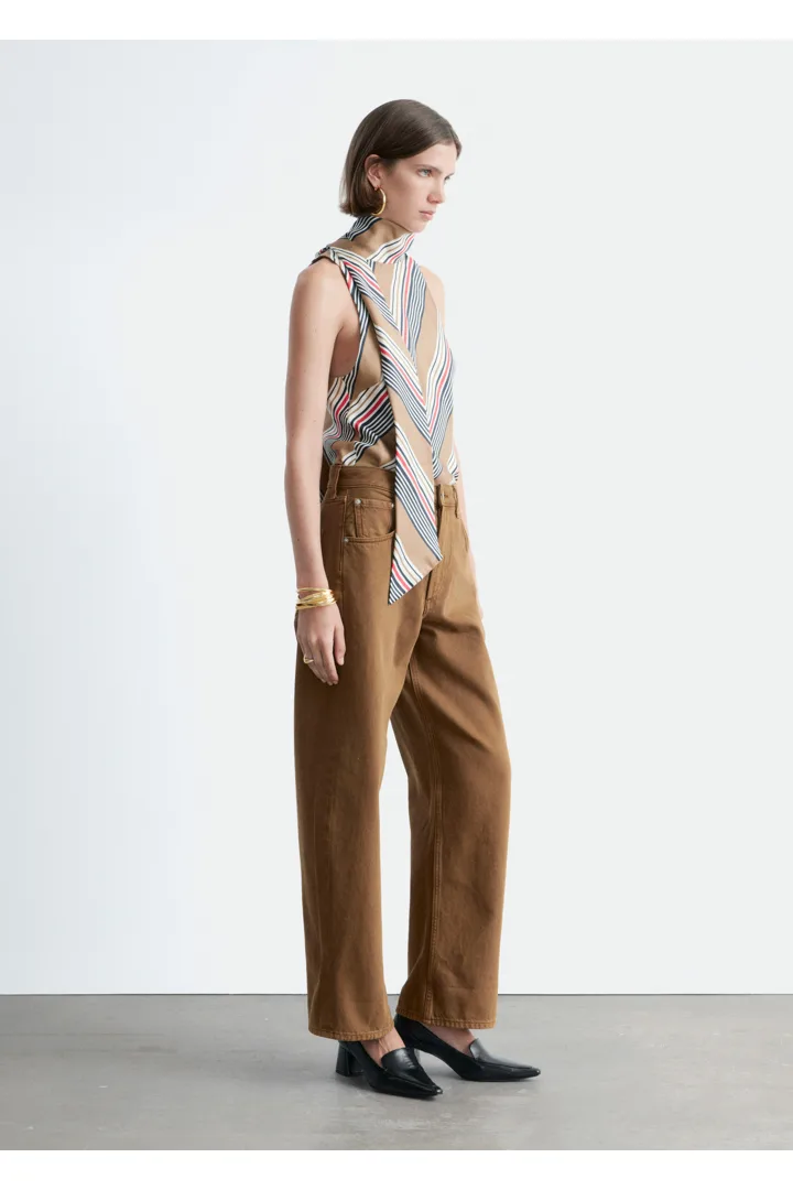 앤아더스토리즈 배럴 레그 진의 러스트 브라운컬러 ECOMLook입니다.