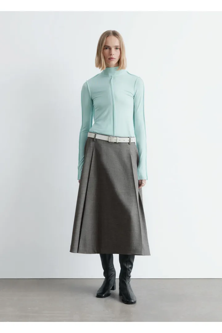 앤아더스토리즈 롱 슬리브 터틀넥 탑의 터쿼이즈컬러 ECOMLook입니다.