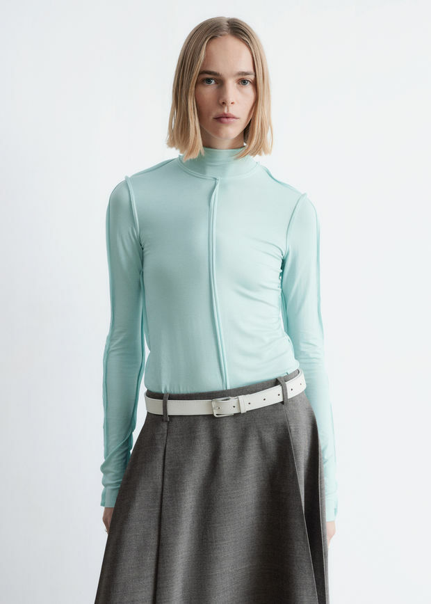 앤아더스토리즈 롱 슬리브 터틀넥 탑의 터쿼이즈컬러 ECOMLook입니다.