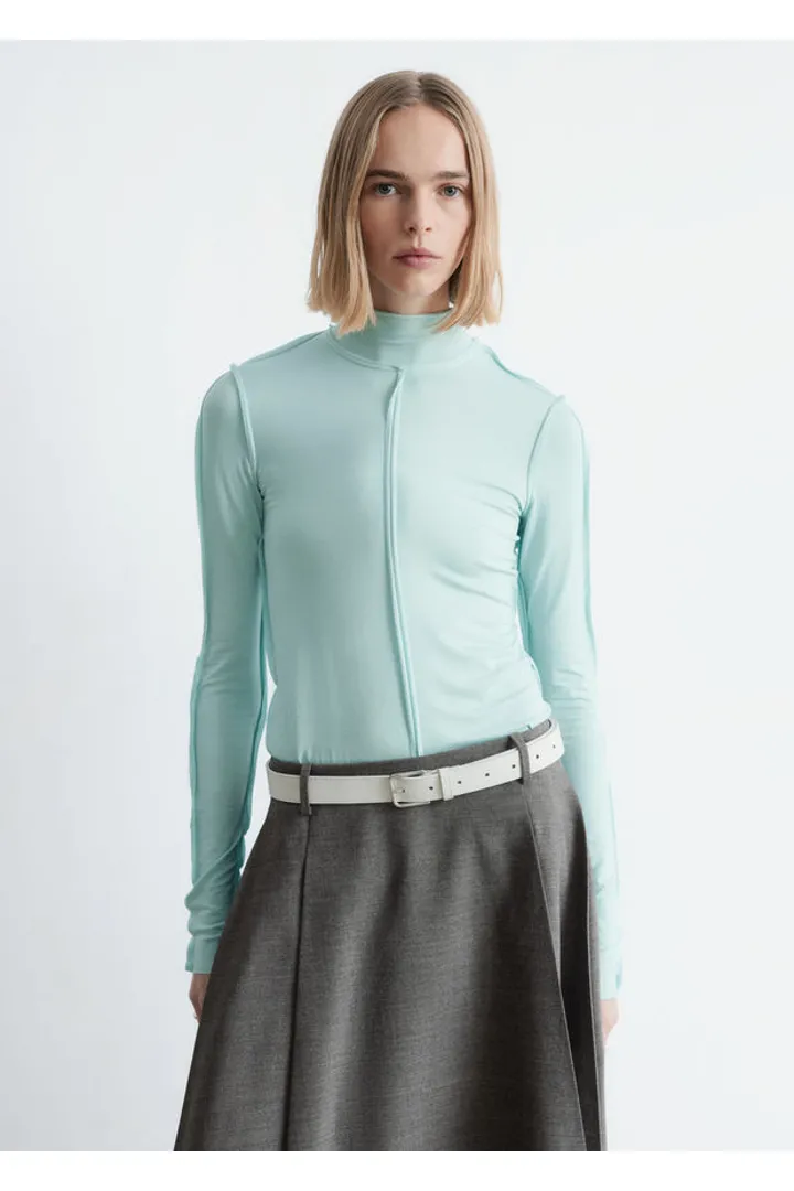 앤아더스토리즈 롱 슬리브 터틀넥 탑의 터쿼이즈컬러 ECOMLook입니다.