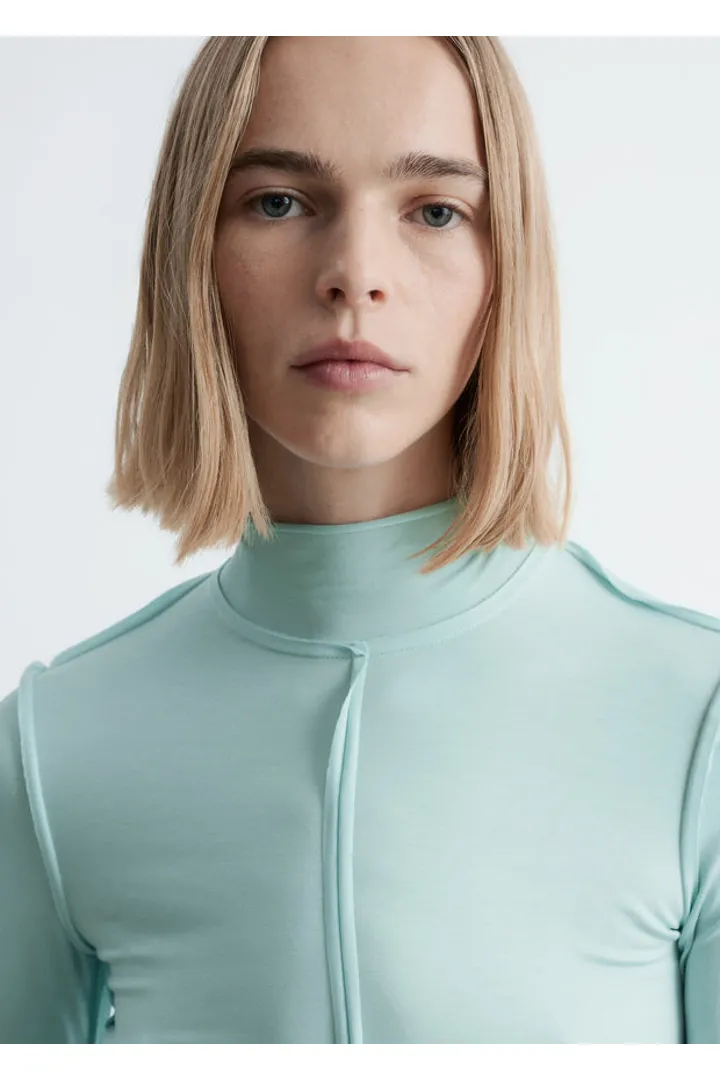 앤아더스토리즈 롱 슬리브 터틀넥 탑의 터쿼이즈컬러 ECOMLook입니다.