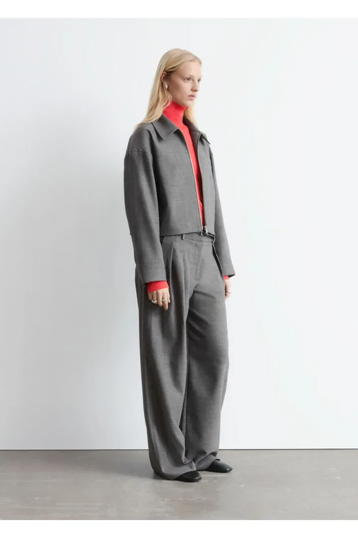 앤아더스토리즈 울 블렌드 테일러드 트라우저의 다크 그레이컬러 ECOMLook입니다.