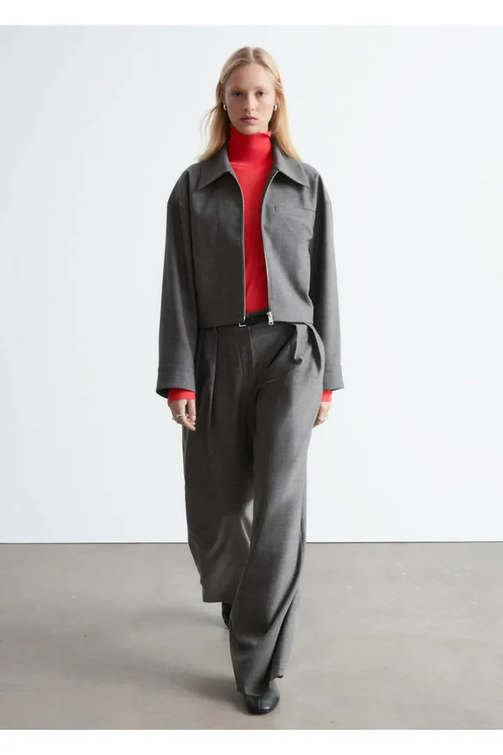 앤아더스토리즈 울 블렌드 테일러드 트라우저의 다크 그레이컬러 ECOMLook입니다.