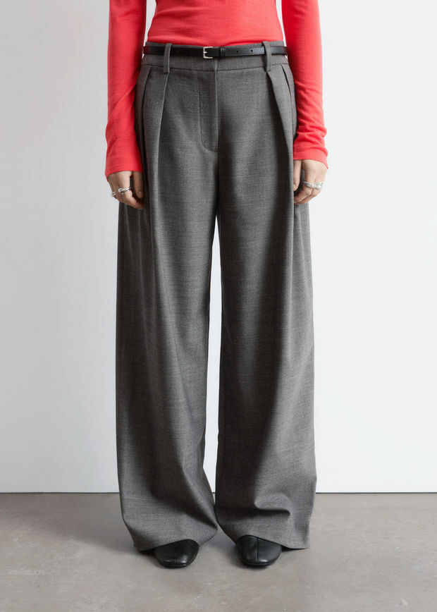 앤아더스토리즈 울 블렌드 테일러드 트라우저의 다크 그레이컬러 ECOMLook입니다.