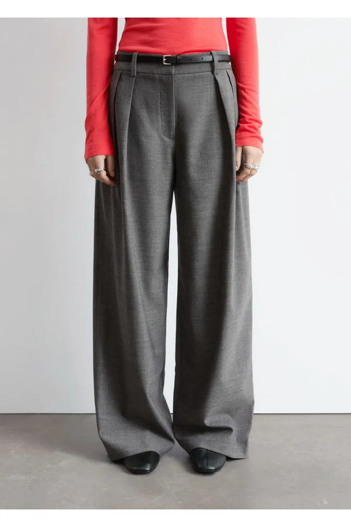 앤아더스토리즈 울 블렌드 테일러드 트라우저의 다크 그레이컬러 ECOMLook입니다.