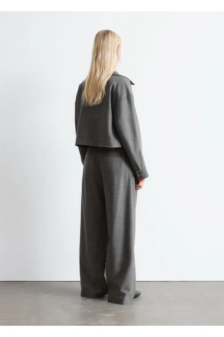 앤아더스토리즈 울 블렌드 테일러드 트라우저의 다크 그레이컬러 ECOMLook입니다.
