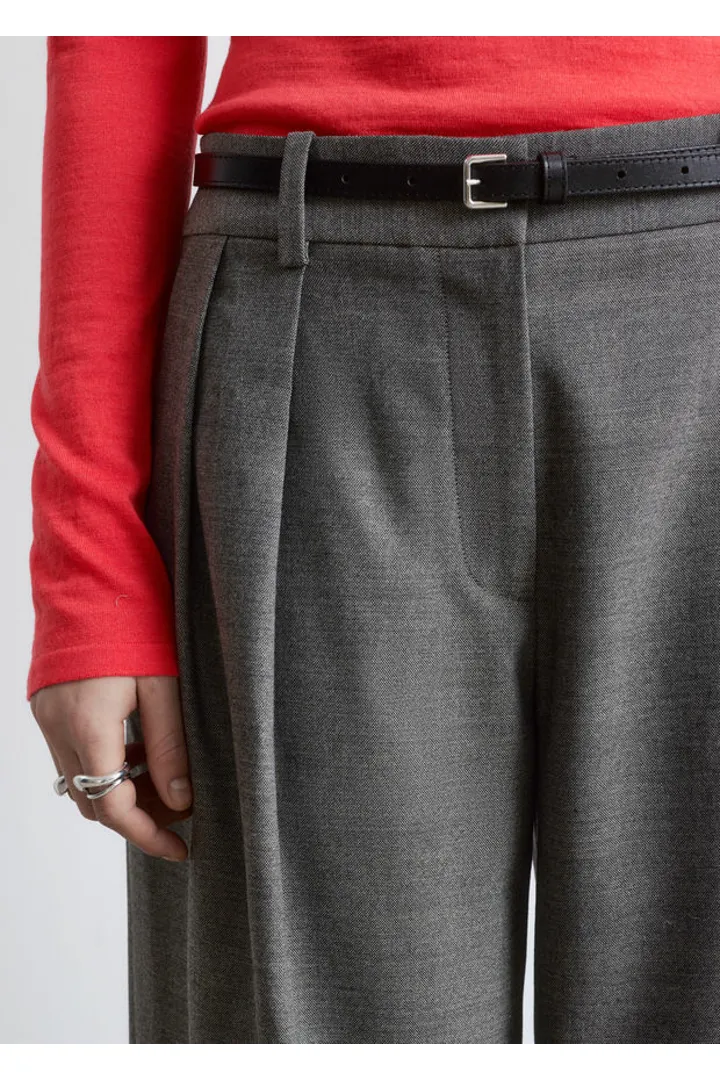 앤아더스토리즈 울 블렌드 테일러드 트라우저의 다크 그레이컬러 ECOMLook입니다.