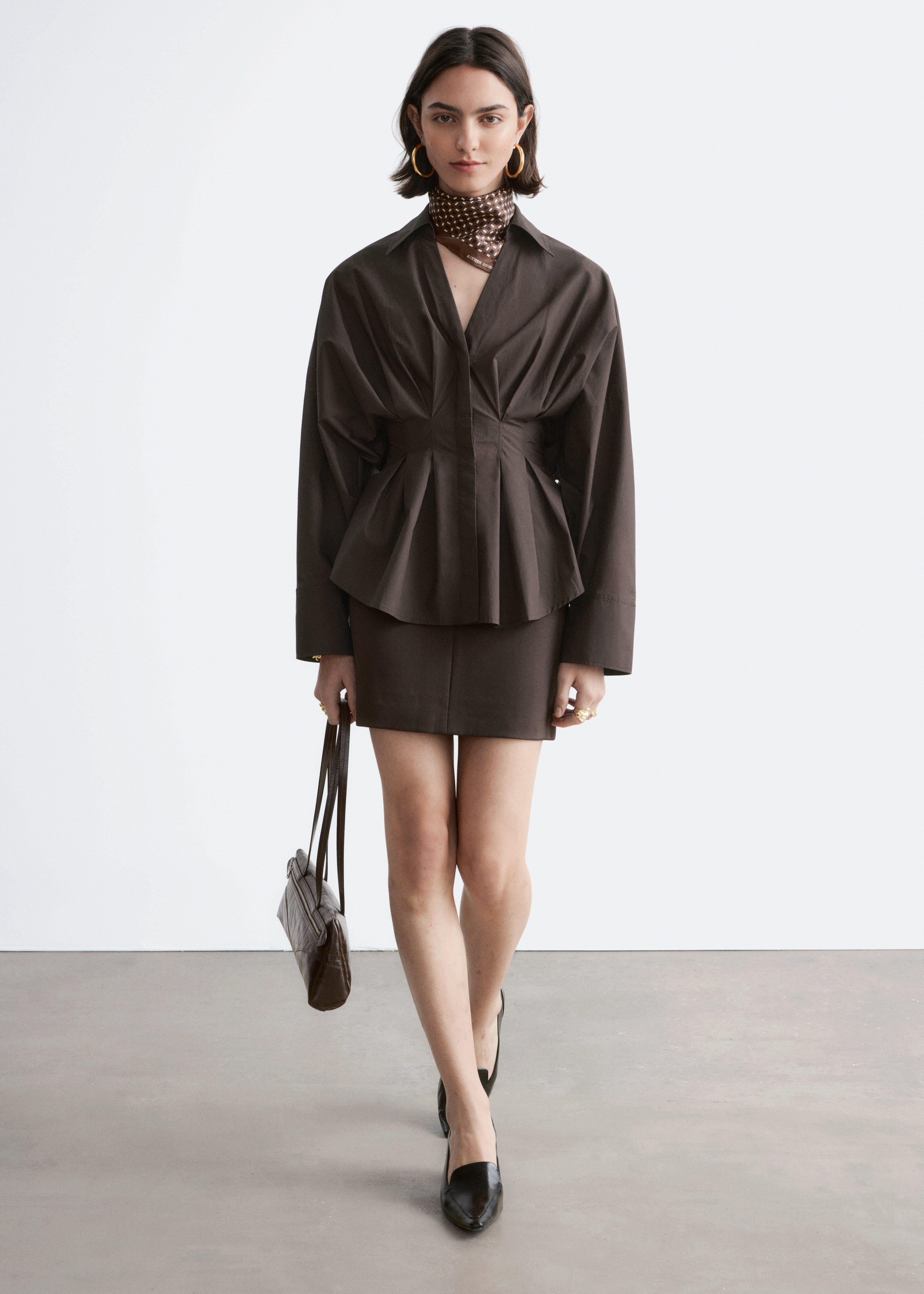 앤아더스토리즈 레더 로퍼 펌프스의 블랙컬러 Detail입니다.