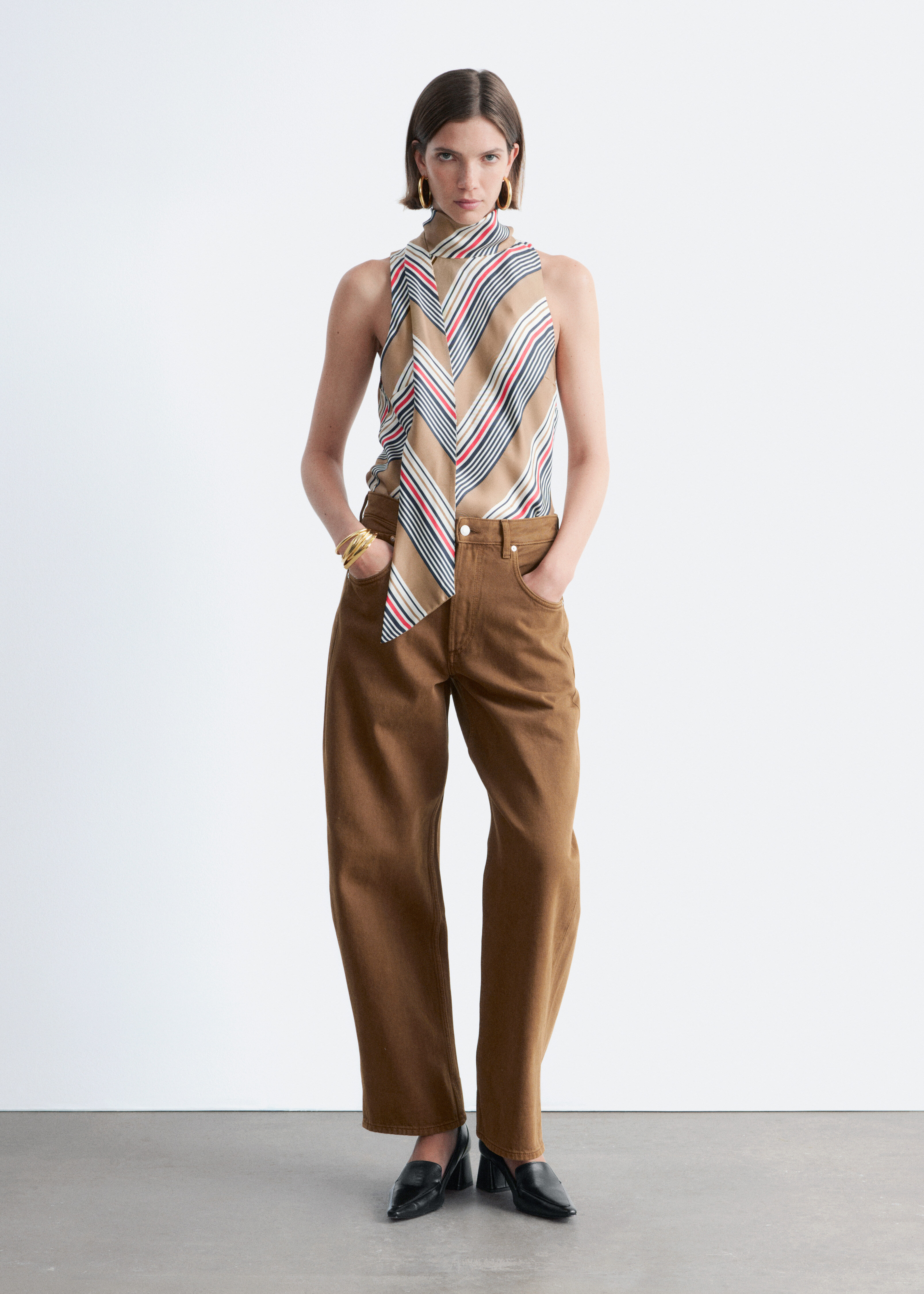 앤아더스토리즈 레더 로퍼 펌프스의 블랙컬러 Detail입니다.