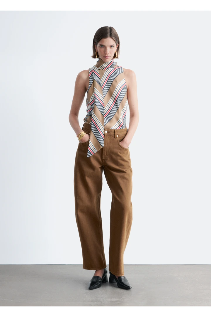 앤아더스토리즈 레더 로퍼 펌프스의 블랙컬러 Detail입니다.