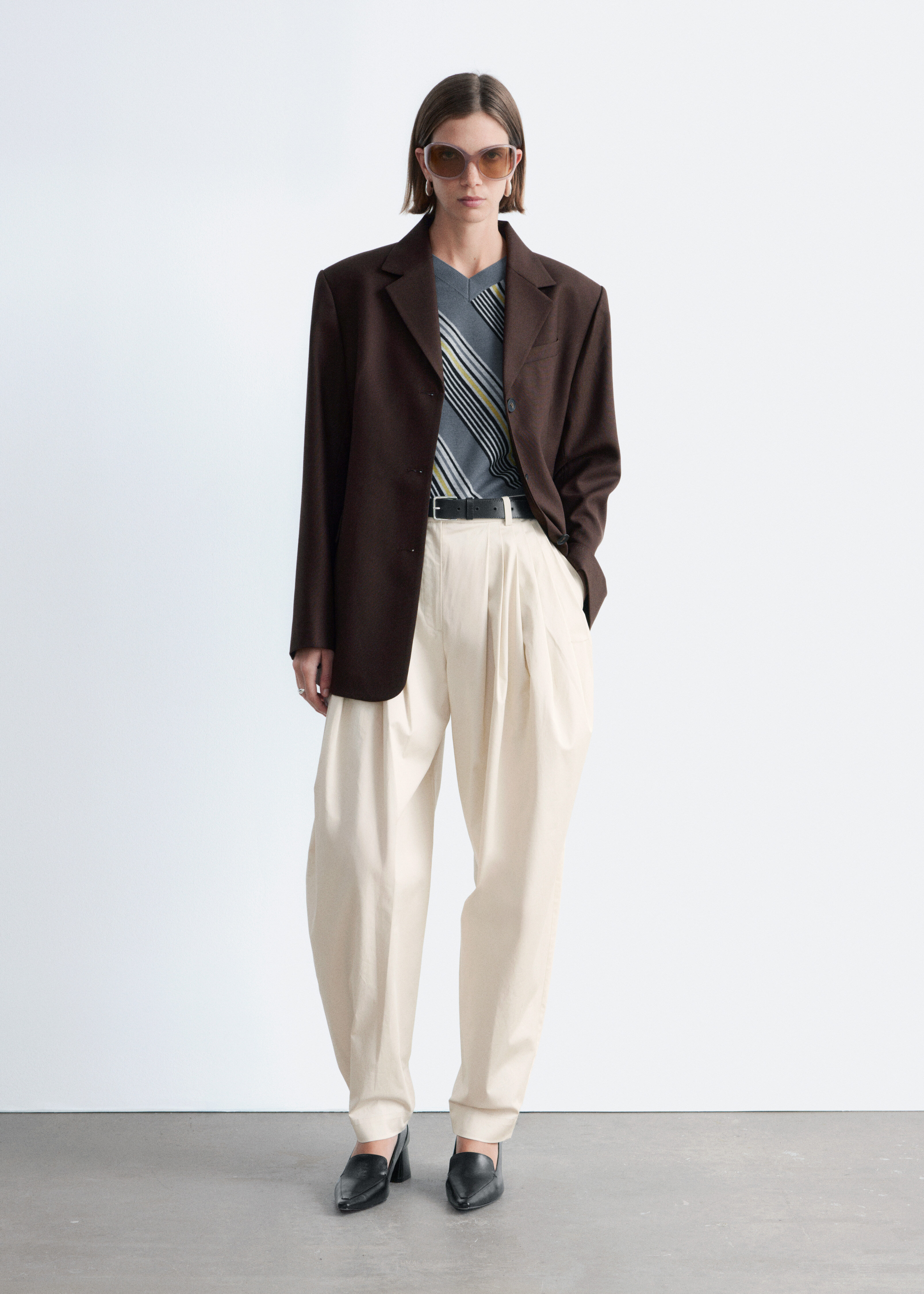 앤아더스토리즈 레더 로퍼 펌프스의 블랙컬러 Detail입니다.