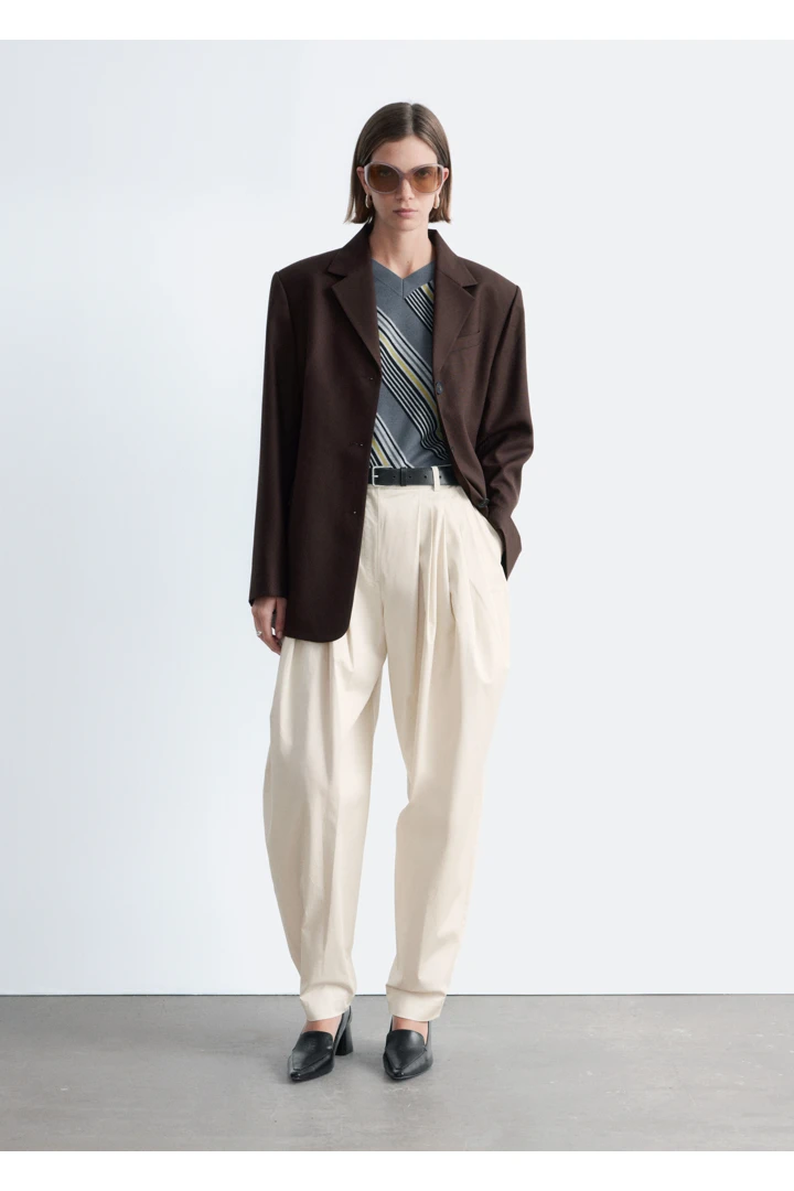 앤아더스토리즈 레더 로퍼 펌프스의 블랙컬러 Detail입니다.