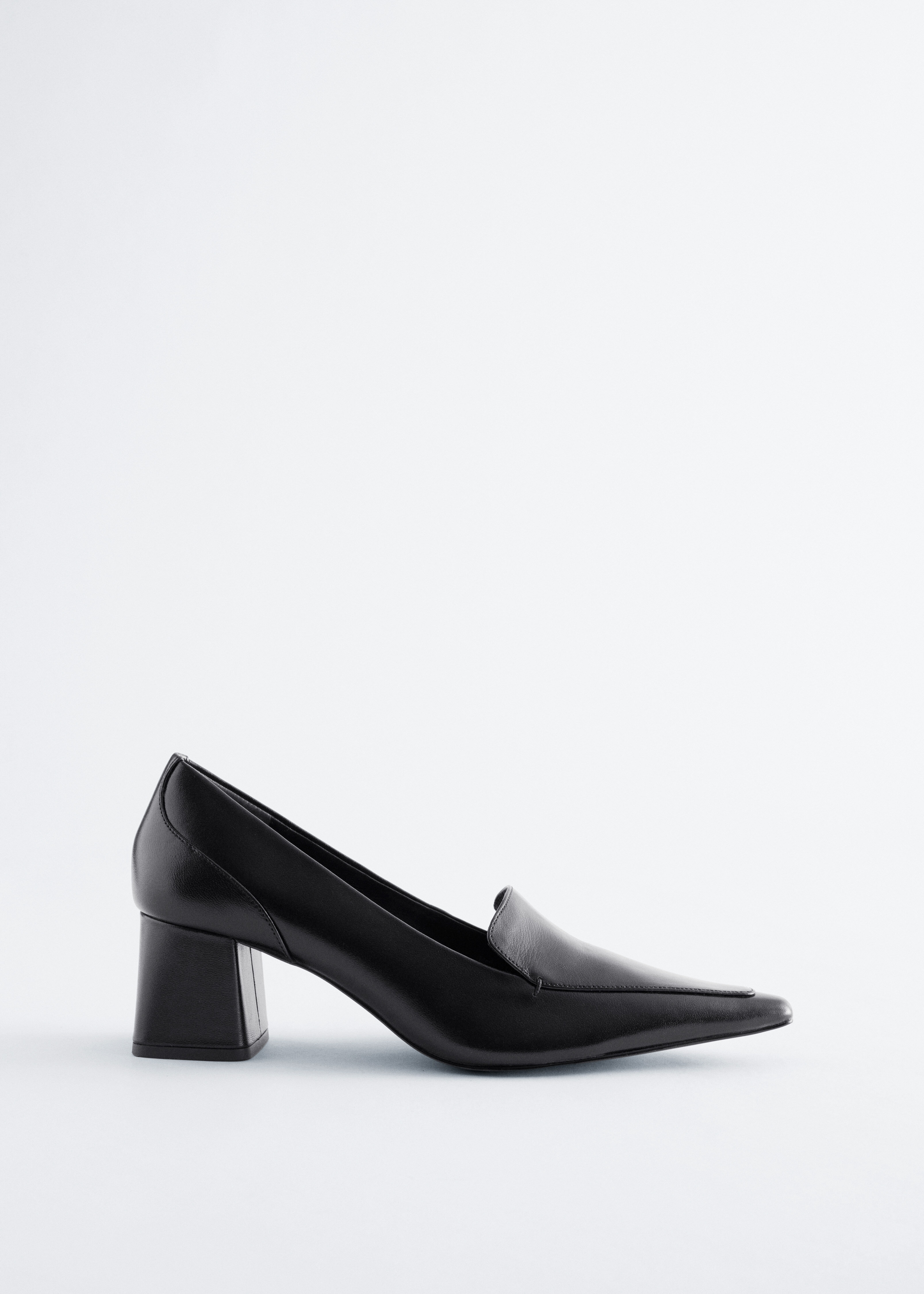 앤아더스토리즈 레더 로퍼 펌프스의 블랙컬러 Product입니다.