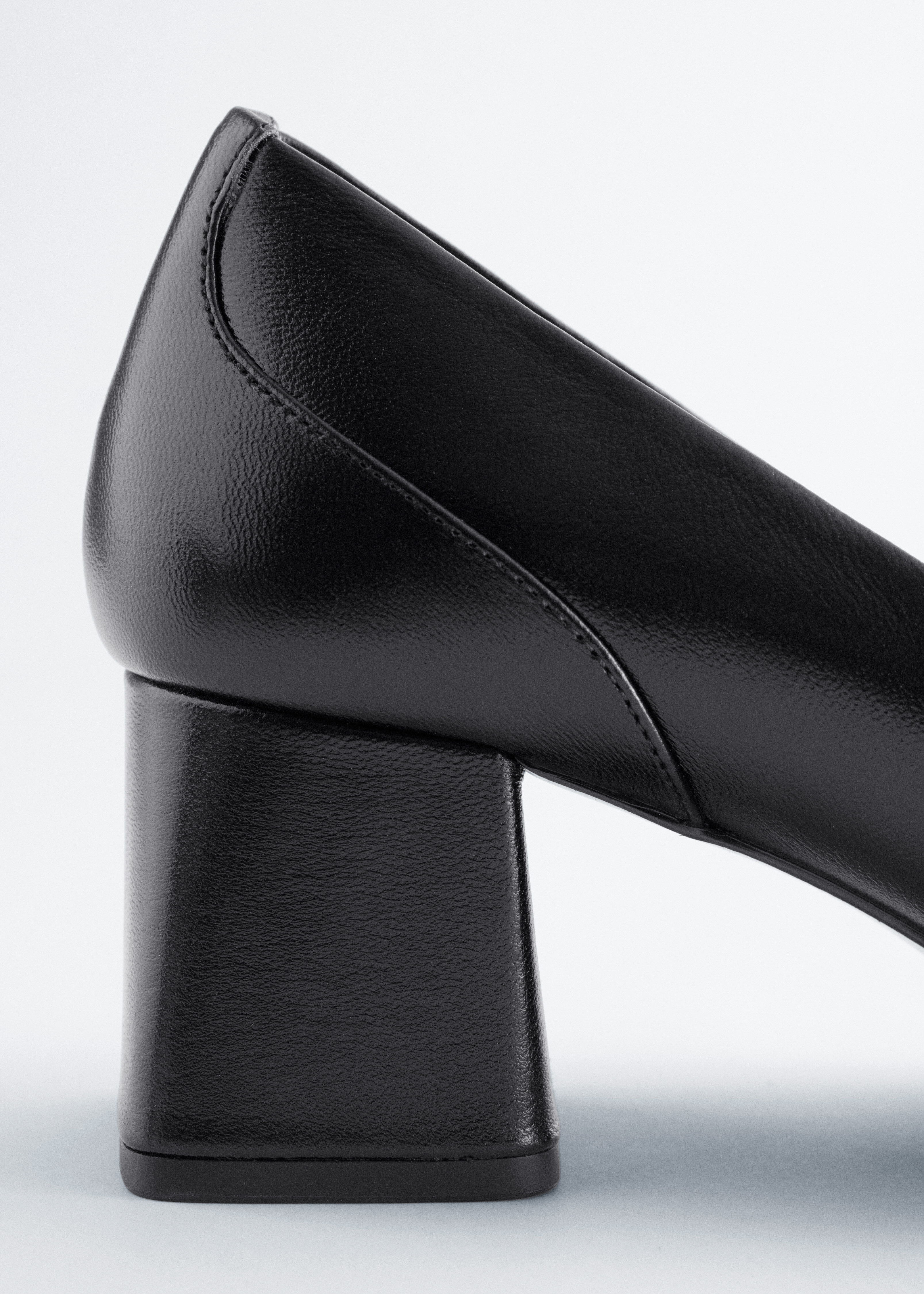 앤아더스토리즈 레더 로퍼 펌프스의 블랙컬러 Detail입니다.