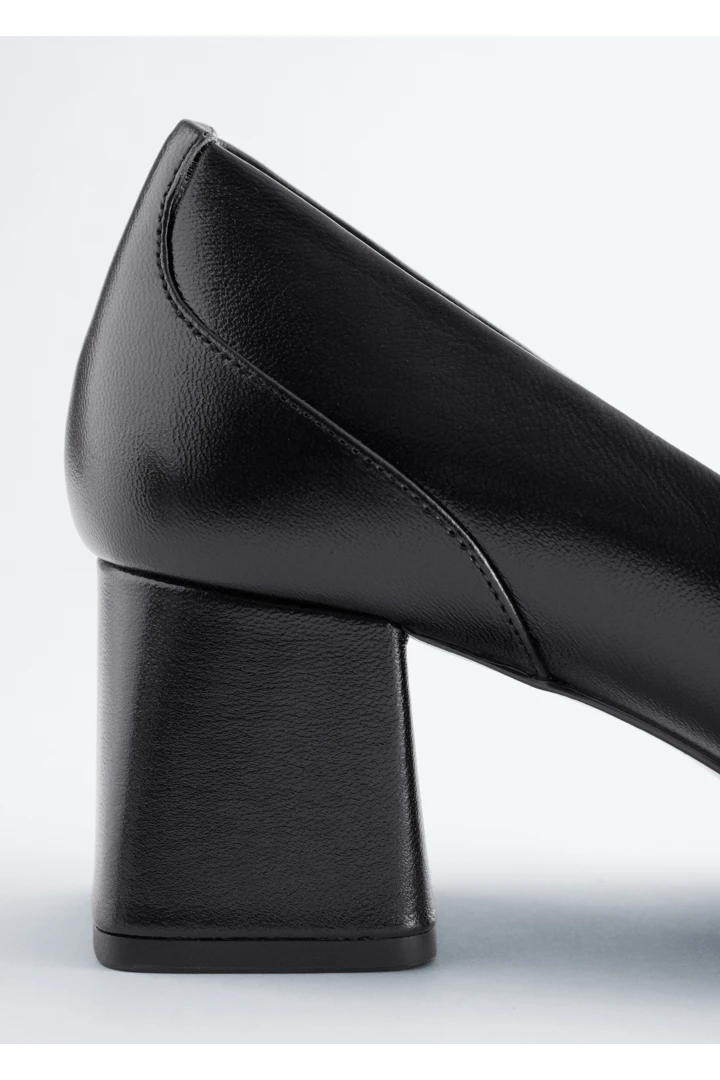 앤아더스토리즈 레더 로퍼 펌프스의 블랙컬러 Detail입니다.