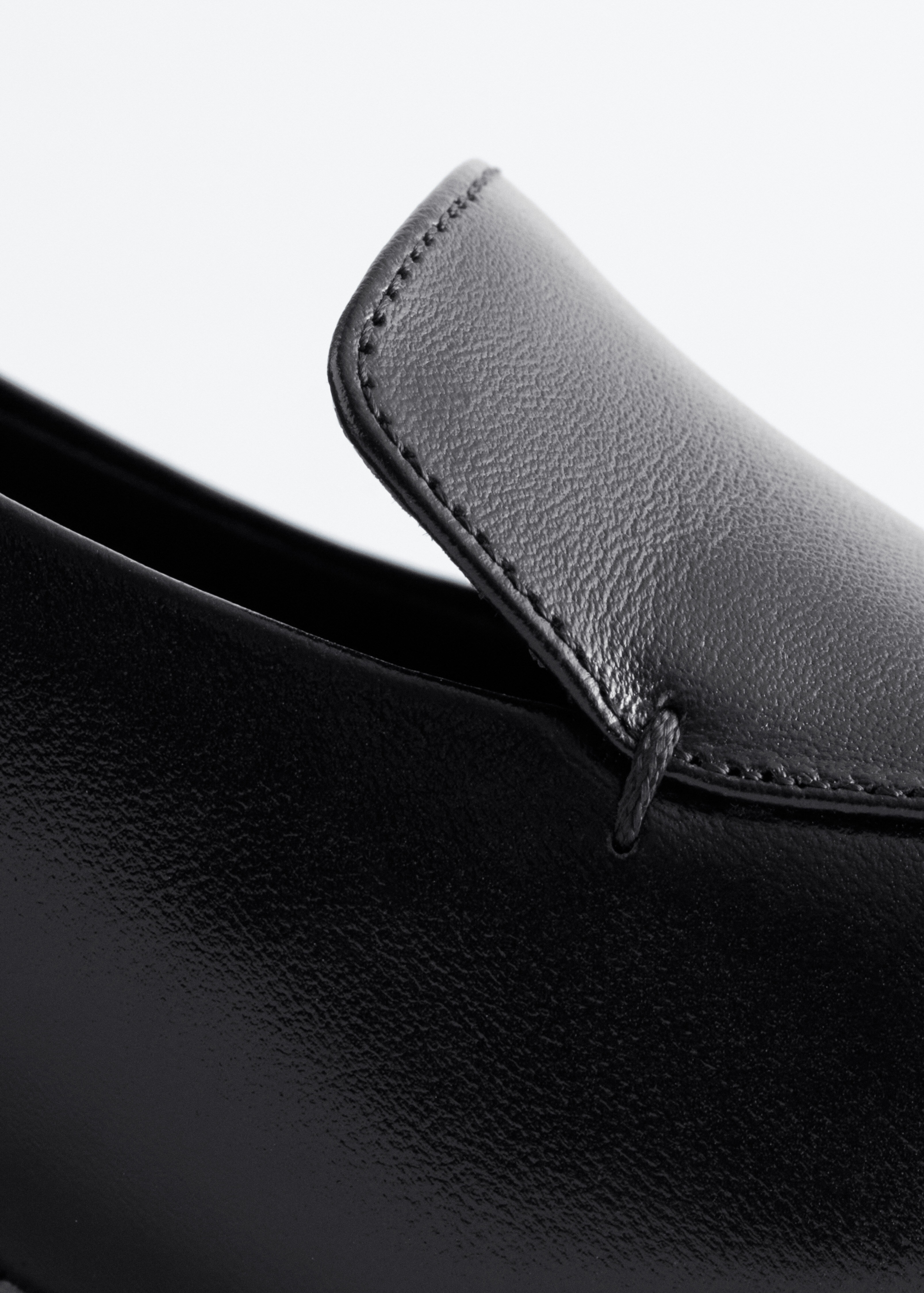 앤아더스토리즈 레더 로퍼 펌프스의 블랙컬러 Detail입니다.