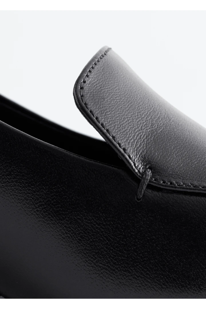 앤아더스토리즈 레더 로퍼 펌프스의 블랙컬러 Detail입니다.