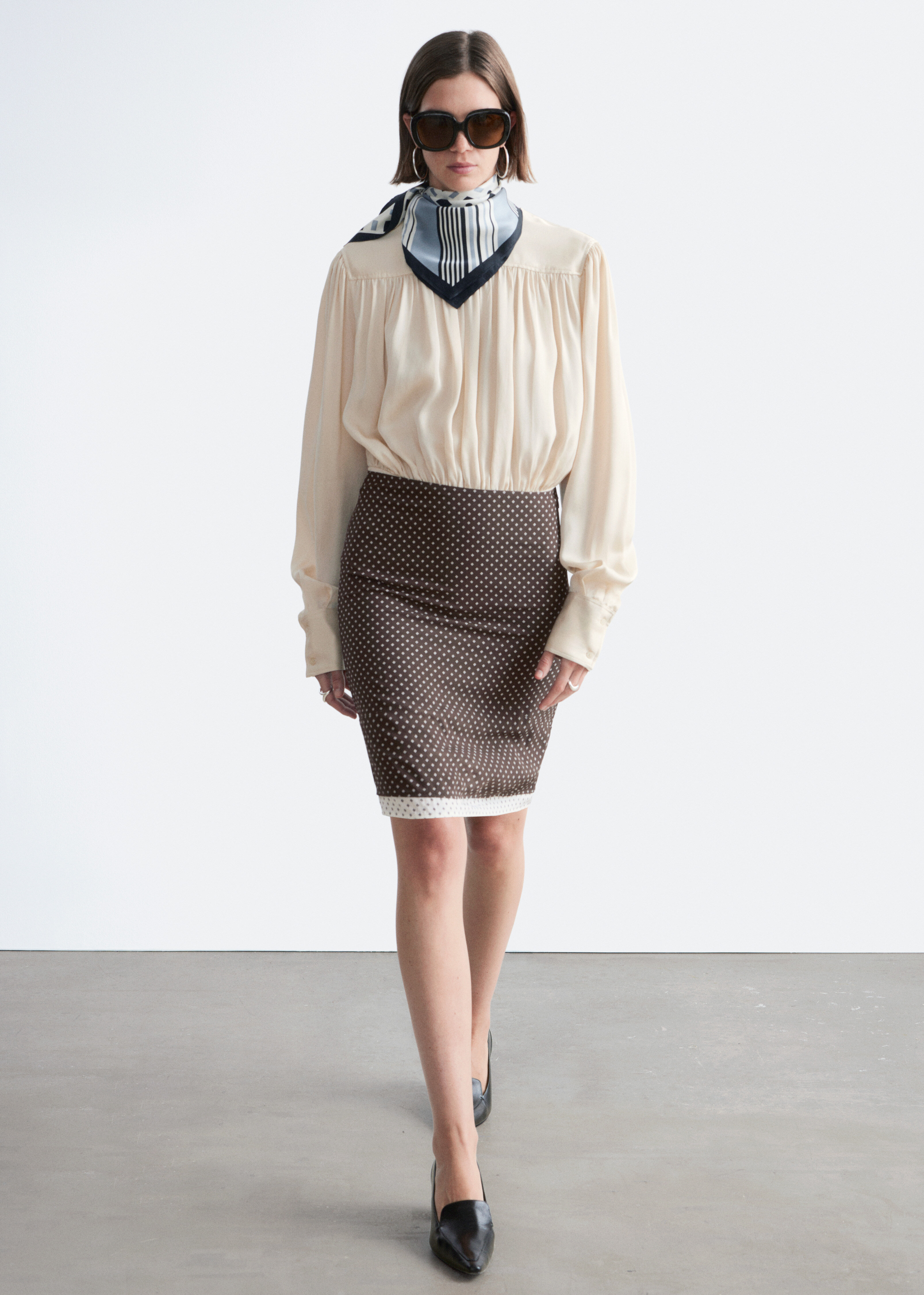 앤아더스토리즈 레더 로퍼 펌프스의 블랙컬러 Detail입니다.