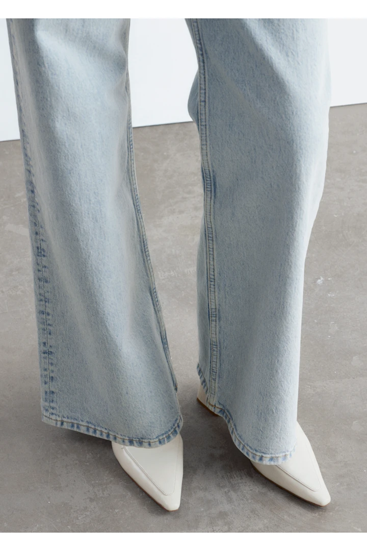 앤아더스토리즈 레더 로퍼 펌프스의 크림컬러 Detail입니다.