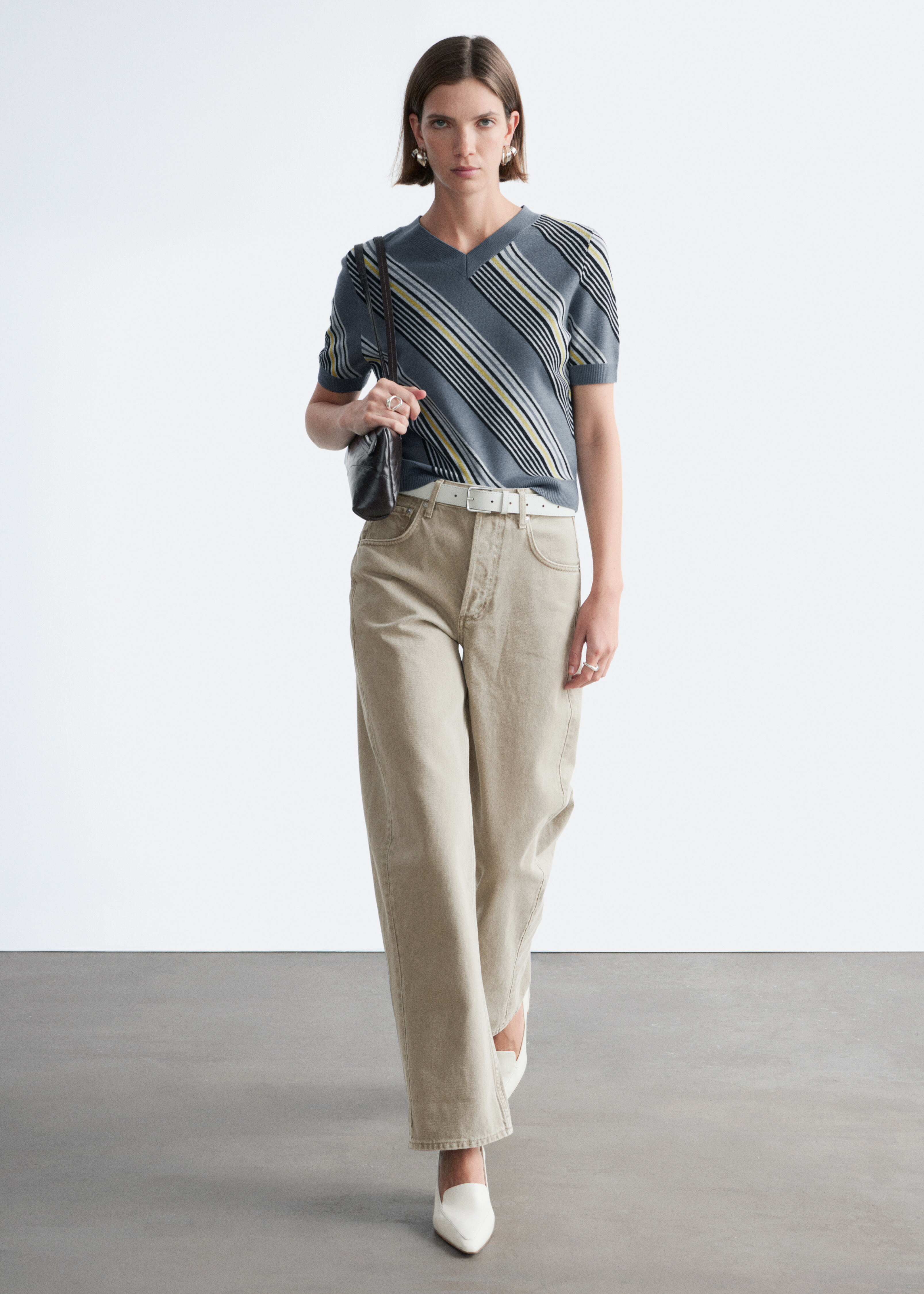 앤아더스토리즈 레더 로퍼 펌프스의 크림컬러 Detail입니다.