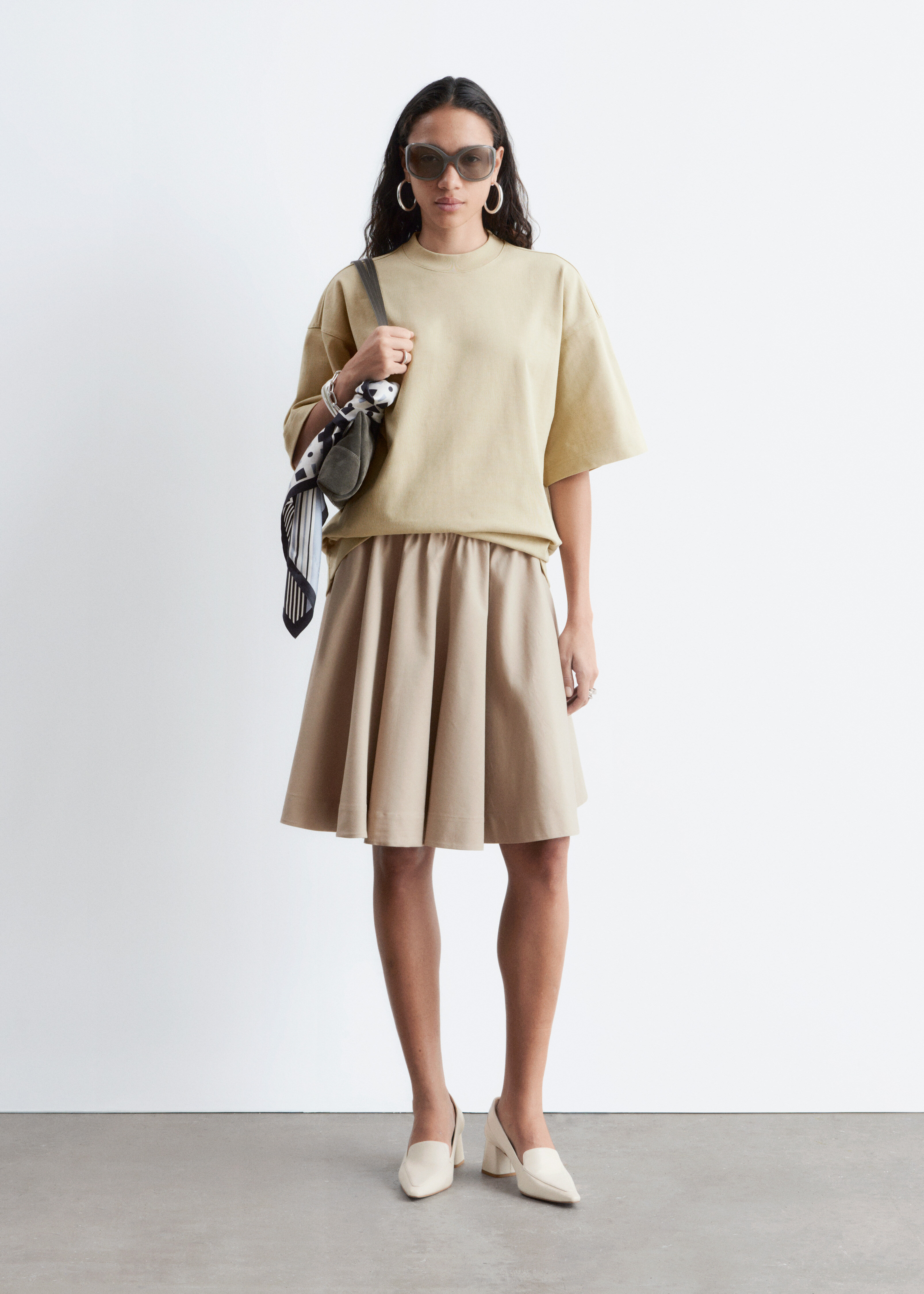 앤아더스토리즈 레더 로퍼 펌프스의 크림컬러 Detail입니다.