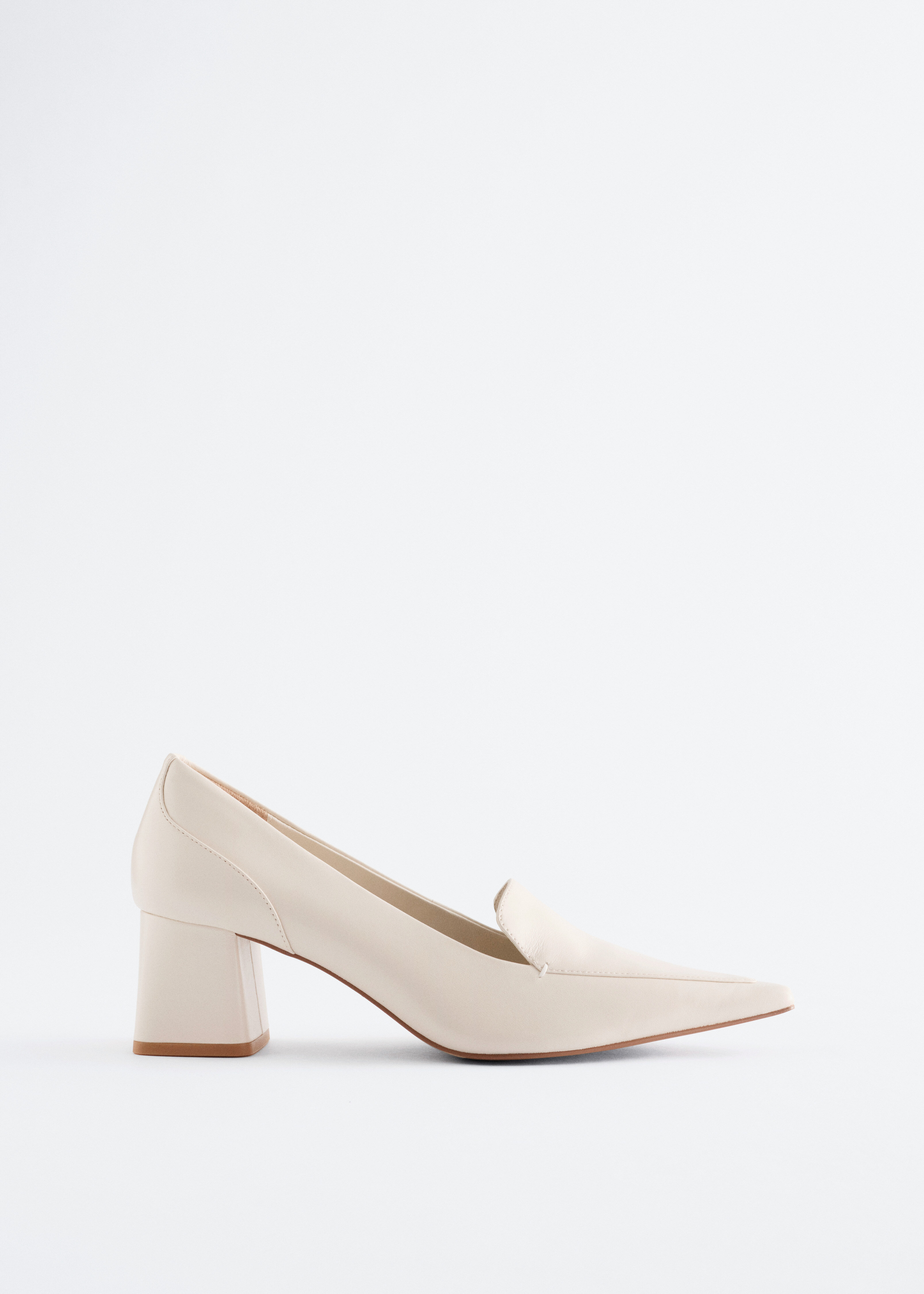 앤아더스토리즈 레더 로퍼 펌프스의 크림컬러 Product입니다.