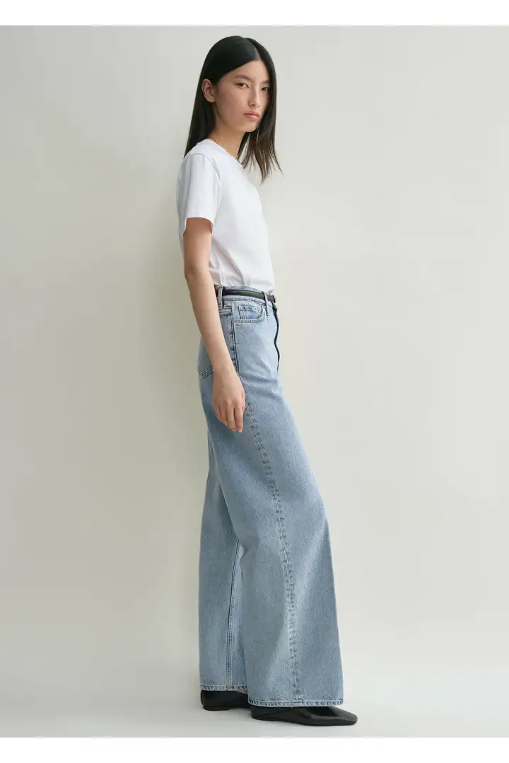 TOTEME 와이드 레그 데님 쿨 블루의 쿨 블루컬러 0번쨰 이미지입니다.
