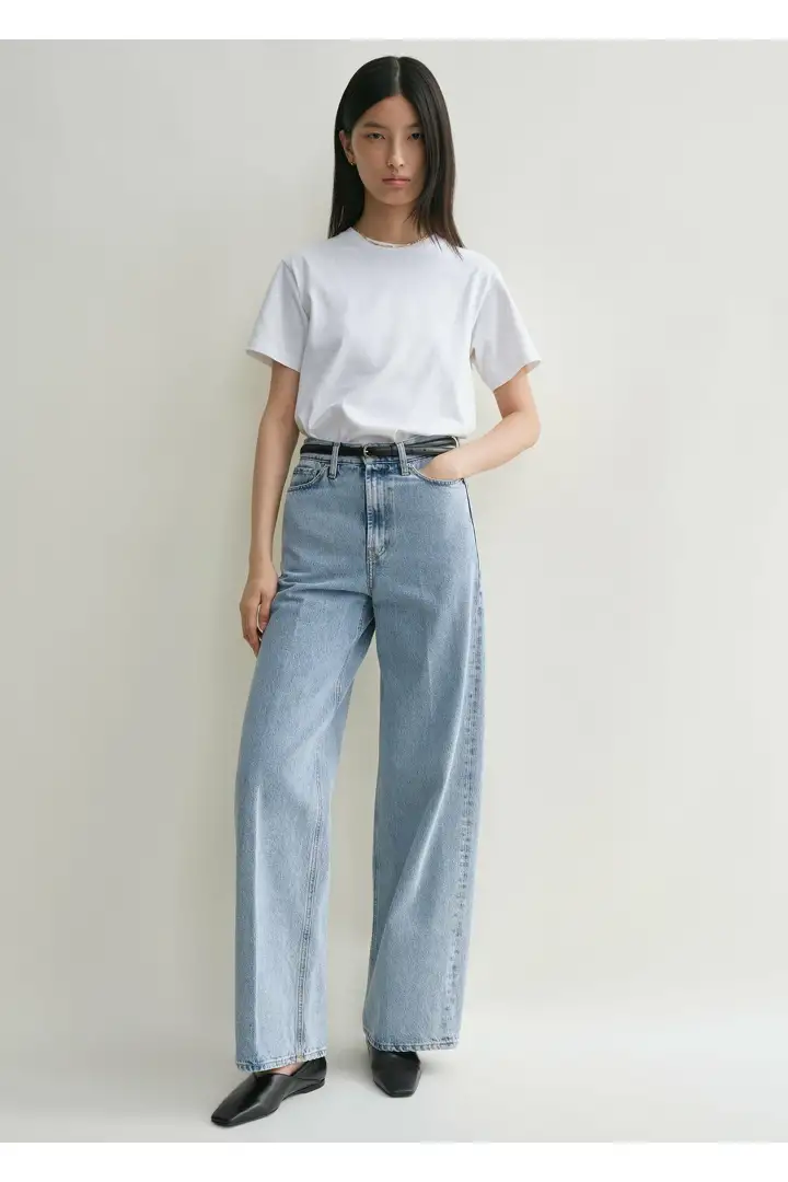 TOTEME 와이드 레그 데님 쿨 블루의 쿨 블루컬러 1번쨰 이미지입니다.