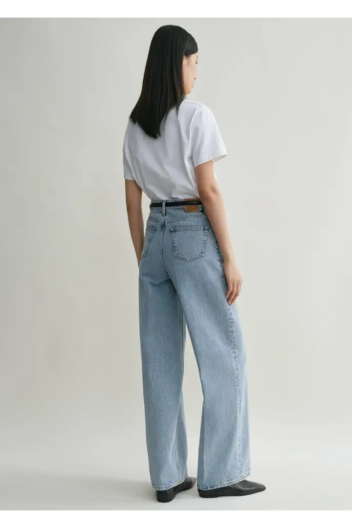 TOTEME 와이드 레그 데님 쿨 블루의 쿨 블루컬러 2번쨰 이미지입니다.
