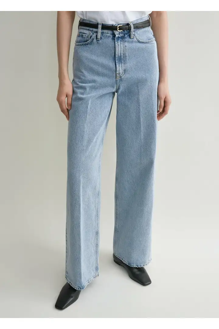 TOTEME 와이드 레그 데님 쿨 블루의 쿨 블루컬러 3번쨰 이미지입니다.