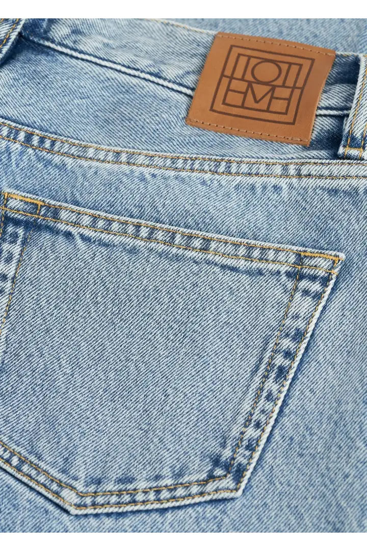 TOTEME 와이드 레그 데님 쿨 블루의 쿨 블루컬러 4번쨰 이미지입니다.