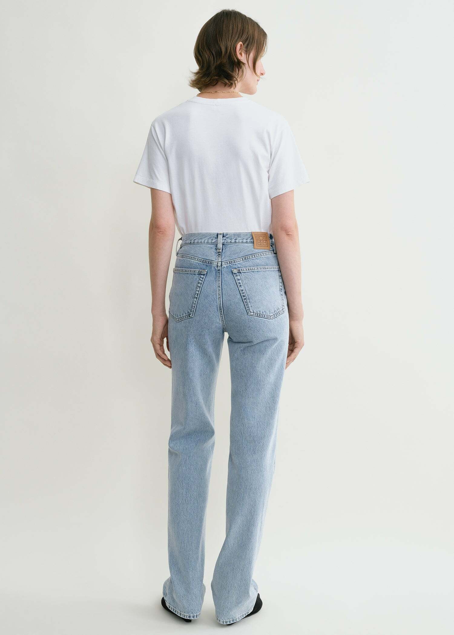 TOTEME 클래식 컷 데님 풀 렝스 쿨 블루의 쿨 블루컬러 2번쨰 이미지입니다.