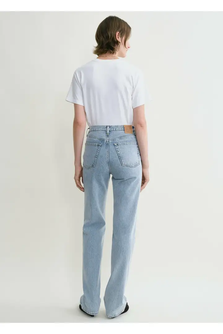 TOTEME 클래식 컷 데님 풀 렝스 쿨 블루의 쿨 블루컬러 2번쨰 이미지입니다.