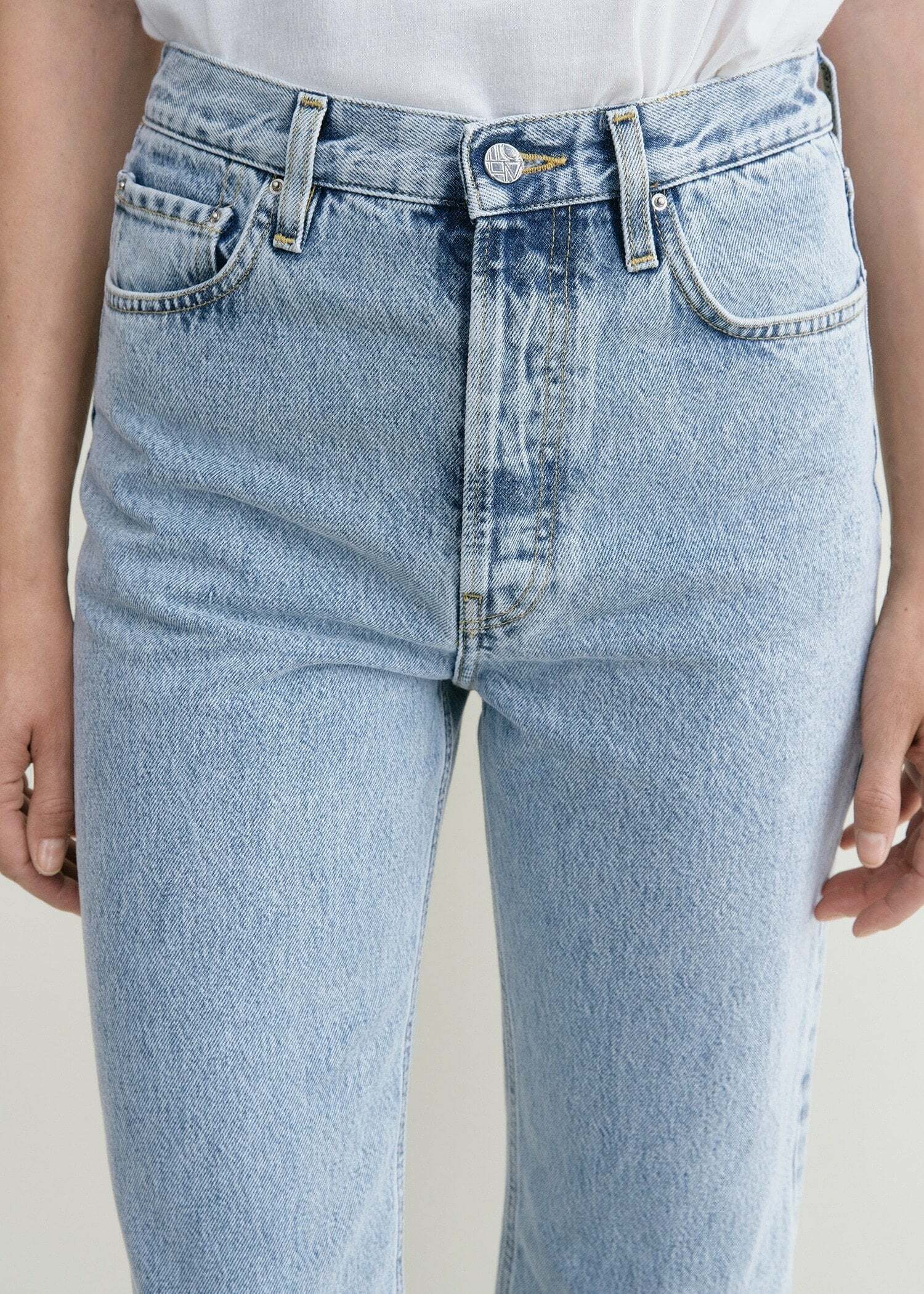 TOTEME 클래식 컷 데님 풀 렝스 쿨 블루의 쿨 블루컬러 3번쨰 이미지입니다.