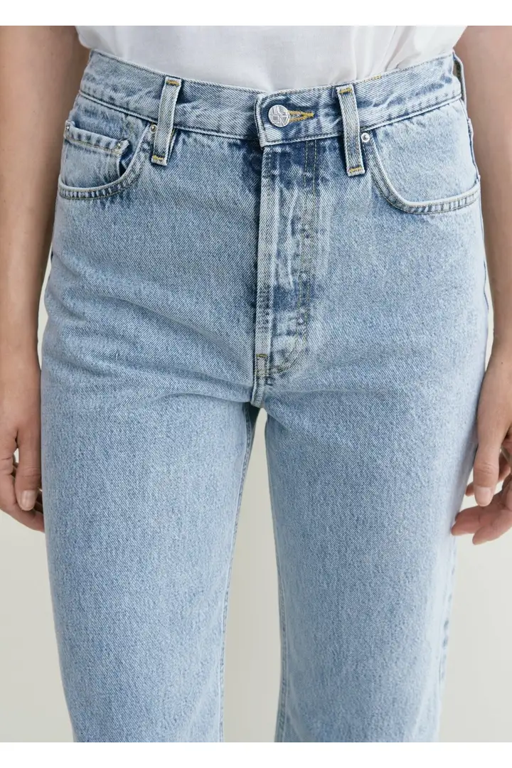 TOTEME 클래식 컷 데님 풀 렝스 쿨 블루의 쿨 블루컬러 3번쨰 이미지입니다.