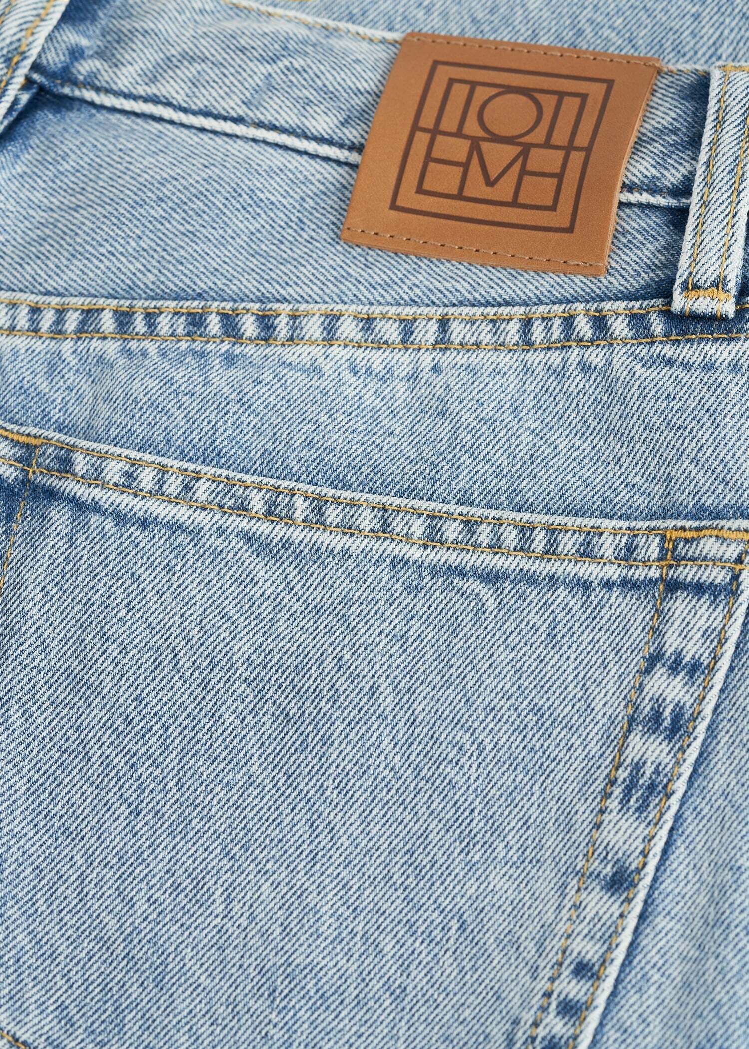 TOTEME 클래식 컷 데님 풀 렝스 쿨 블루의 쿨 블루컬러 4번쨰 이미지입니다.