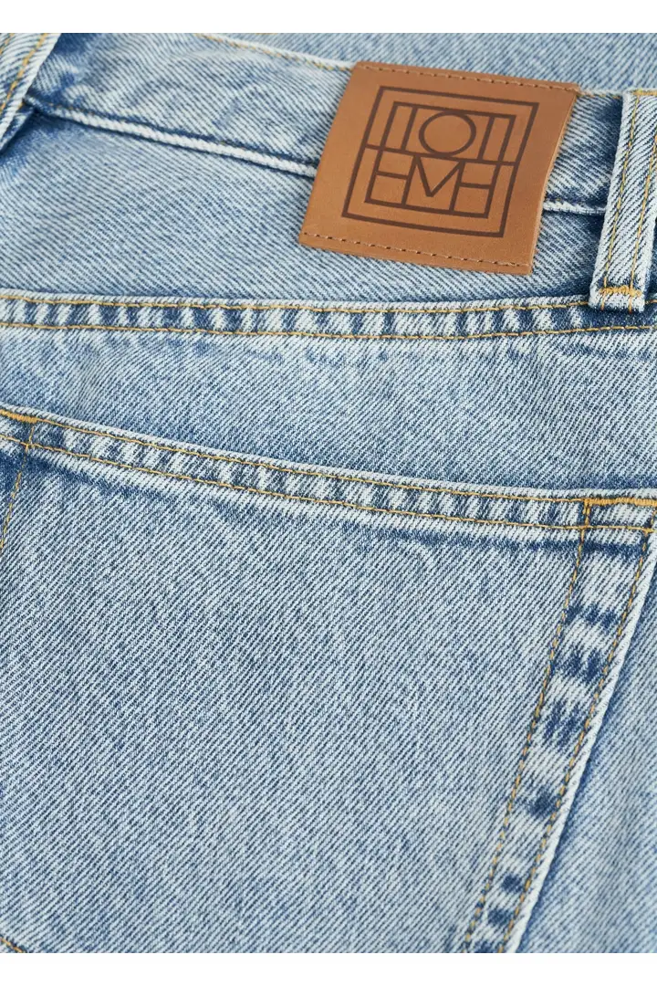 TOTEME 클래식 컷 데님 풀 렝스 쿨 블루의 쿨 블루컬러 4번쨰 이미지입니다.